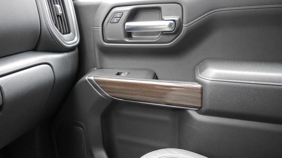 Детали интерьера Chevrolet Silverado LTZ Duramax Crew Cab 2019 года  (фото 28 из 32)